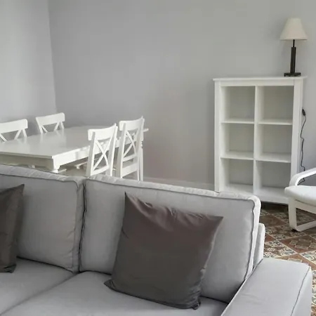 En El Centro Entre El Puerto Y Playas 기욘